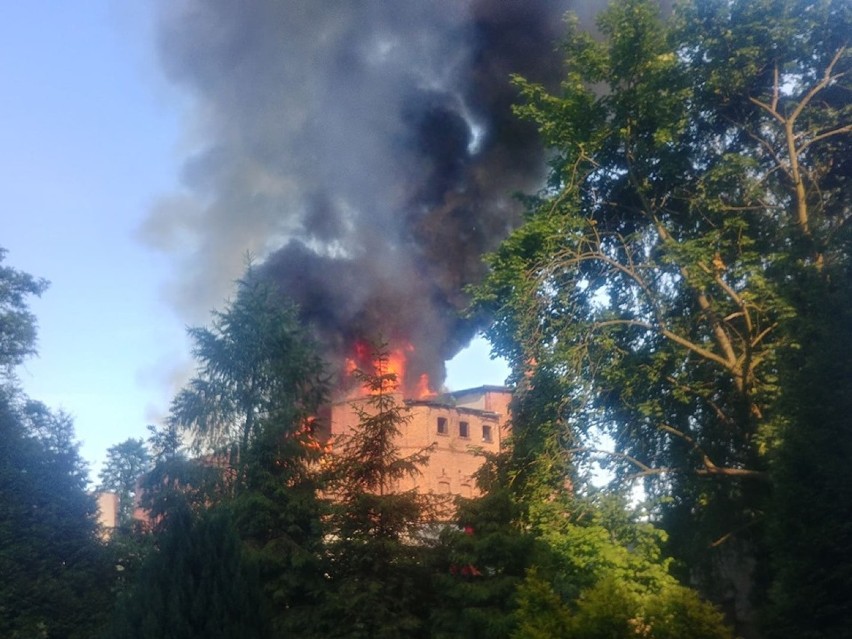 Pożar pustostanu przy Młyńskiej w Bierutowie (ZDJĘCIA)