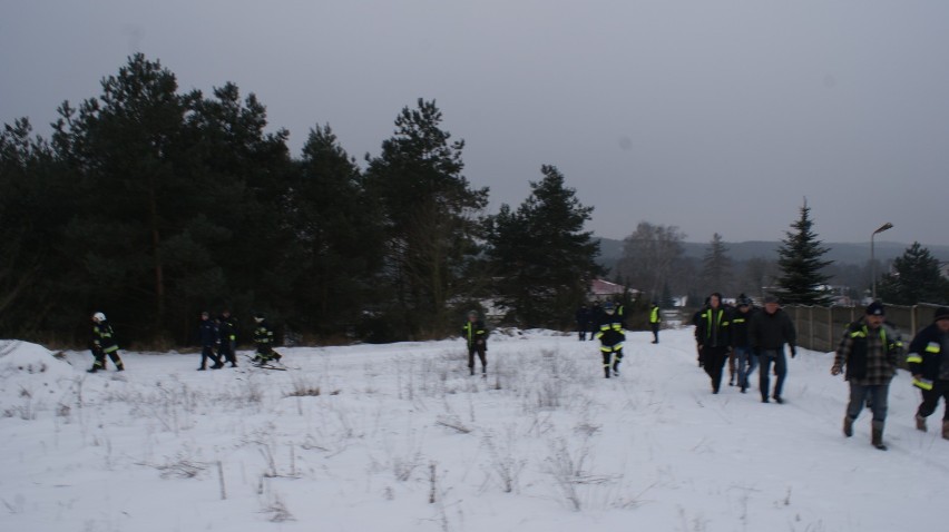 Gm. Działoszyn: Dzięki śladom na śniegu odnaleźli w lesie zaginioną 33-latkę [FOTO]