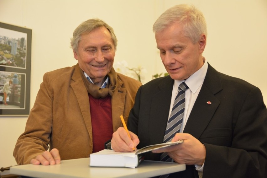 "Pozdrówcie Góry Świętokrzyskie" w nowym wydaniu w koneckiej bibliotece. Były tłumy