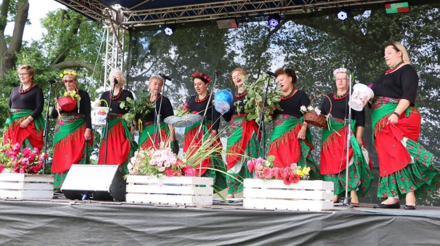 Deszczowa pogoda nie popsuła humoru i dobrej zabawy uczestnikom jubileuszowych 15 Spotkań z Folklorem, które odbyły się w niedzielę, 25 czerwca, w Pieskach pod Międzyrzeczem.