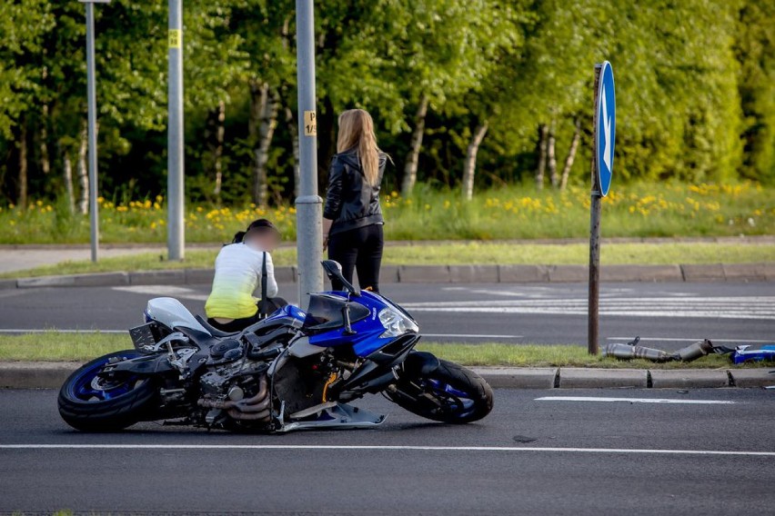 Wałbrzych: Wypadek na Sikorskiego. Samochód uderzył w motocyklistę [ZDJĘCIA]