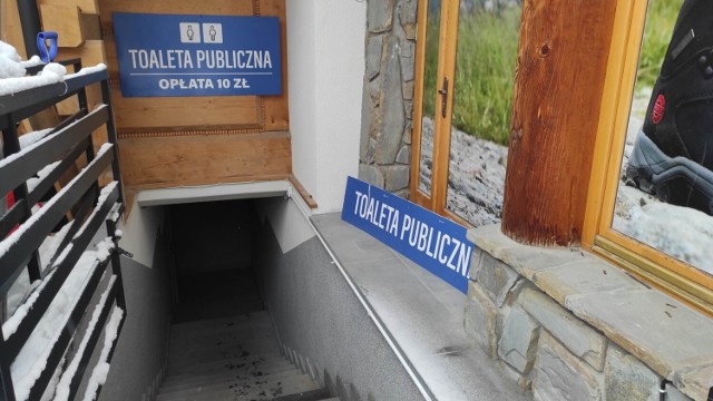 Prywatna toalety publiczna na dolnych Krupówkach - cena za skorzystanie to 10 zł. Właściciel tego biznesu zapowiedział, że jeszcze ją podwyższy - do 15 zł