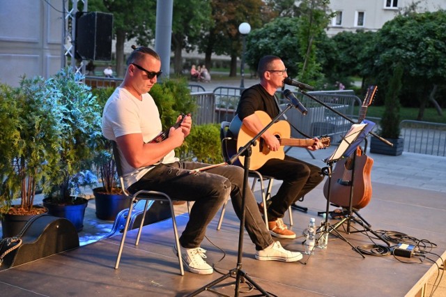 Dla fanów muzyki i piosenki żeglarskiej zagrali na tarasie Piotr „Żagiel” Dobosiewicz i Jan Guran