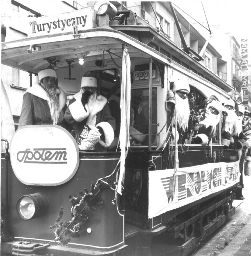 Grudzień 1978, korowód św. Mikołajów w zabytkowym tramwaju...