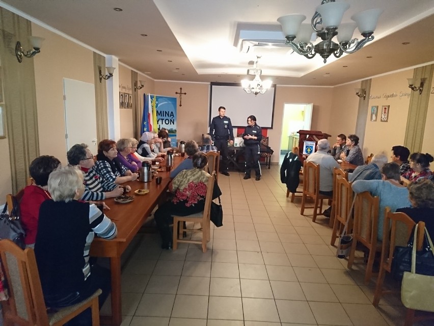 Spotkanie policjantów z seniorami w Bytoniu w powiecie radziejowskim [zdjęcia]