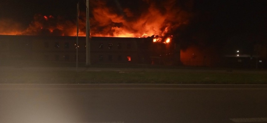 Płonie hala przy ul. Grygowej w Lublinie. Ogień próbuje ugasić 25 zastępów straży pożarnej