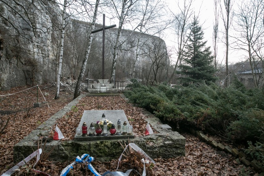 Kraków. Pomnik pomordowanych więźniów w kamieniołomie Libana niszczeje. Na renowację musi poczekać