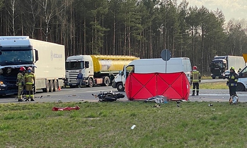 Tragiczny wypadek na "chociwelce". Motocyklista zginął po zderzeniu z ciężarówką 