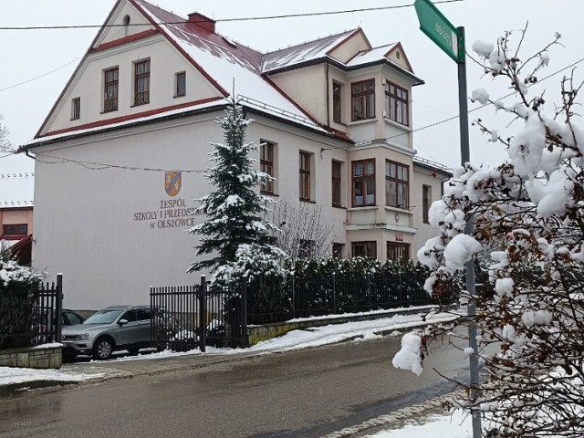 Burzliwa dyskusja na temat budowy szkoły w Olszówce rozpoczęła się w grudniu ubiegłego roku, kiedy gmina otrzymała dofinansowanie w Polskiego Ładu w kwocie 10 mln złotych
