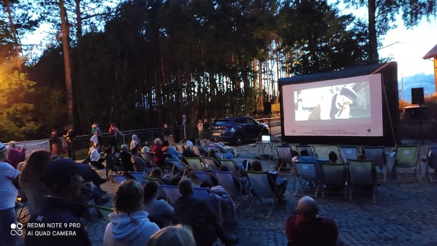 "Kamerdyner" na wakacjach, czyli plenerowe pokazy w Białogórze i Dębkach. To film, który kręcono m.in. na naszych plażach | ZDJĘCIA