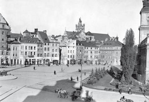 Plac Zamkowy – po stronie prawej fragment zachodniej fasady...