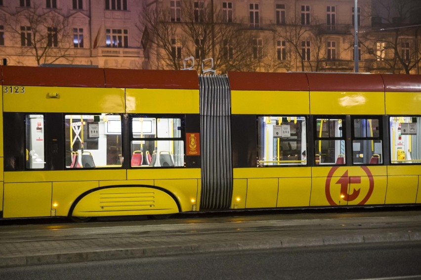 Sylwester 2020/2021. Pustki na ulicach Warszawy. Takiej stolicy nie widzieliście nigdy. Miasto wymarło