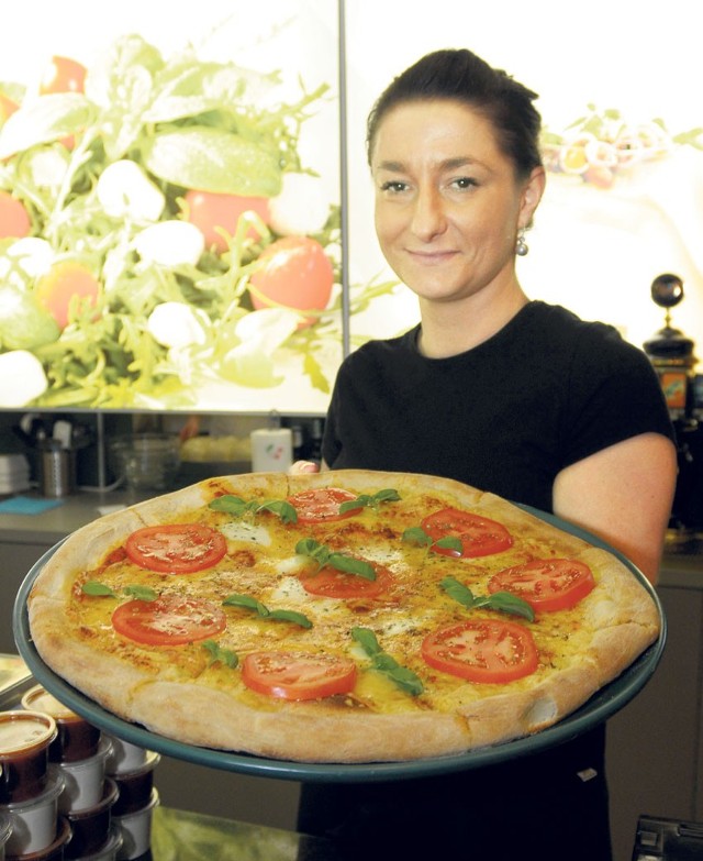Włoską potrawę serwuje w Łodzi sto lokali. Klienci zamawiają głównie pizzę z szynką, pieczarkami i serem.