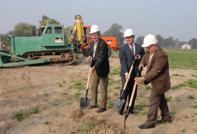 Pierwszą łopatę wbili wspólnie prezes Weiss Polska Andrzej Ligenza, prezydent Ostrowca Jarosław Wilczyński i p.o. prezesa MPRD Mirosław Sławek.