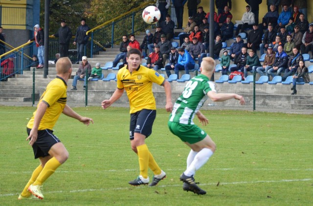 Paweł Piskorz (walczy o piłkę) i jego koledzy z Trzebini, przegrali na własnym boisku z Podlasiem Biała Podlaska 0:1.