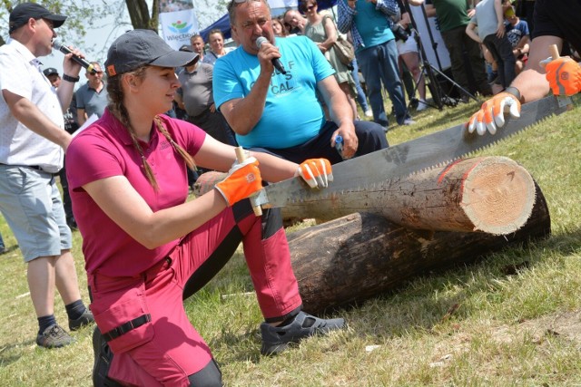 W IV edycji Turnieju Drwali w Lubczy rywalizowało 10 drużyn: 19 mężczyzn i jedna kobieta.