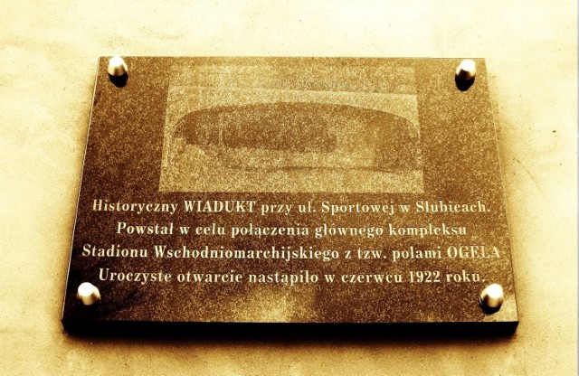 Tablica pamiątkowa w miejscu historycznego wiaduktu (fot. Roland Semik).