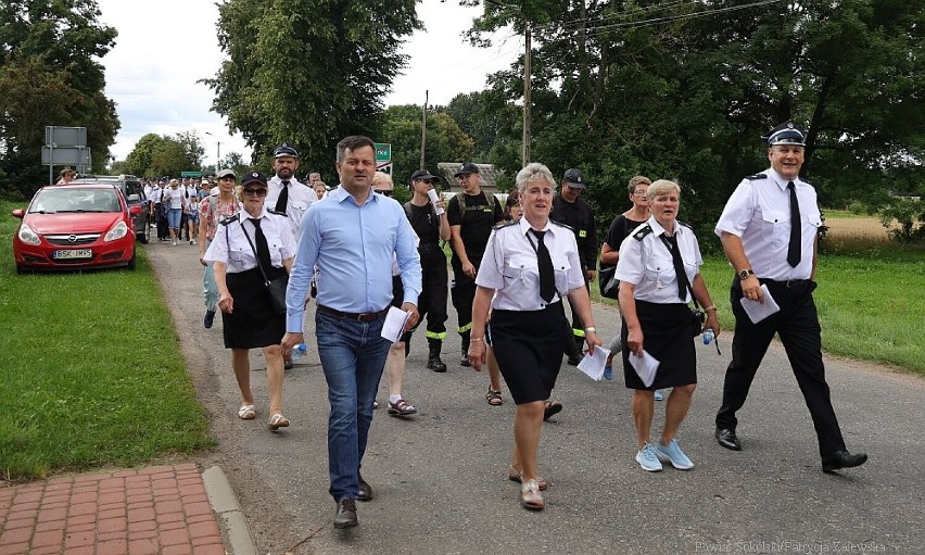 Strażacy i ich sympatycy wędrowali do Matki Bożej Różanostockiej. Pokonali pieszo 13 kilometrów 