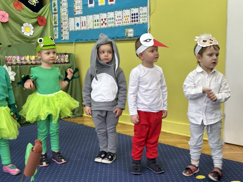 Trzyletnie "Biedronki" w imieniu całego przedszkola powitały wiosnę