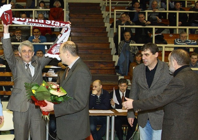 Marek Kisio (pierwszy z lewej) jest prezesem Klubu Sportowego Spójnia Stargard. Swego czasu w zarządzie klubu był też Tadeusz Gutowski (drugi z lewej), który teraz przejmie od Kisia mandat radnego powiatu stargardzkiego.