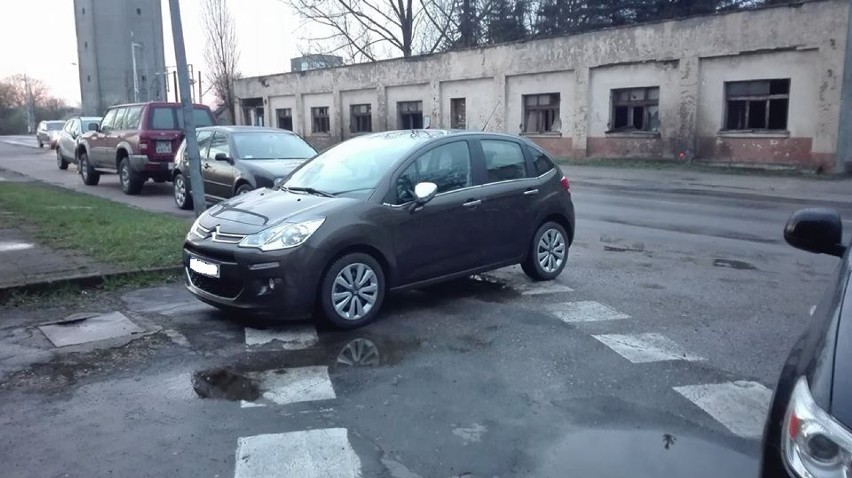 Mistrzowie parkowania w Tomaszowie Mazowieckim. Tych kierowców lepiej nie naśladować! [FOTO]
