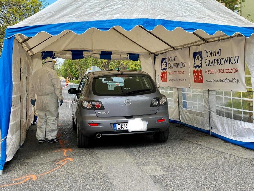 Ruszyły bezpłatne testy na COVID-19 w powiecie krapkowickim. Wymazy pobierane są w punkcie typu "drive-thru"