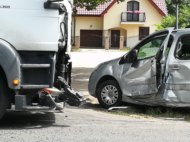 Do zderzenia citroena z ciężarowym manem doszło dziś w Złotorii. Wyglądało groźnie, na szczęście nikt nie odniósł obrażeń.

Zobacz także: Wypadek w Toruniu. Tramwaj zderzył się z samochodem na rondzie Hoffmana [ZDJĘCIA]
-&nbsp;Kierująca citroenem kobieta wykonała nieprawidłowy manewr skręcenia i ukarana została mandatem - mówi Wojciech Chrostowski z toruńskiej policji. Nikt nie odniósł obrażeń. Zdarzenie zakwalifikowano jako kolizję.

Zobacz także: Wypadek w Toruniu. Na skrzyżowaniu ul. Grudziądzkiej i trasy średnicowej zderzyły się dwa samochody

Przez jakiś czas w Złotorii na tym odcinku ruch pojazdów był utrudniony. 

Zobacz także: Baseny na Bydgoskim Przedmieściu. W piątek wielkie otwarcie! Jak wyglądają? [ZDJĘCIA]

Zderzenie samochodu osobowego z ciężarowym w Złotorii [ZDJĘCIA]