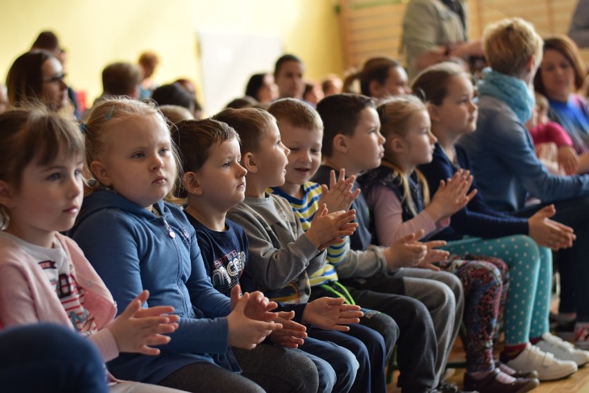 Przegląd twórczości dzieci z autyzmem "Niebieskie motyle" w Jarosławiu [ZDJĘCIA]