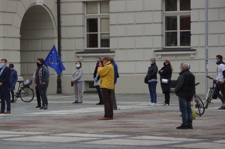 Protest w Kaliszu. Na Głównym Rynku demonstrowali przeciw...