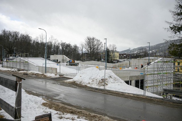 Budowa parkingu wielopoziomowego i autobusowego centrum komunikacyjnego zakończyć się ma do wakacji 2023 roku