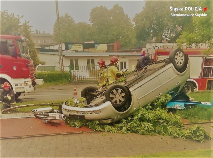 W Siemianowicach Śląskich 25-letni kierowca zderzył się z drzewem i wypożyczalnią rowerów