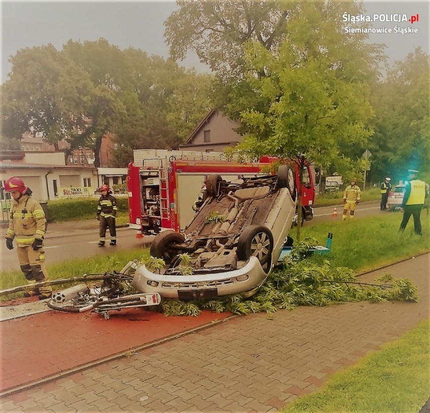 W Siemianowicach Śląskich 25-letni kierowca zderzył się z drzewem i wypożyczalnią rowerów
