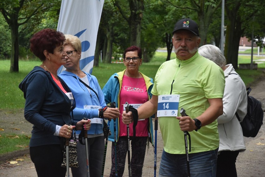II Rajd Nordic Walking dla seniorów w Śremie. Ponad 30 uczestników wystartowało w zawodach w Parku Puchalskiego [zdjęcia]