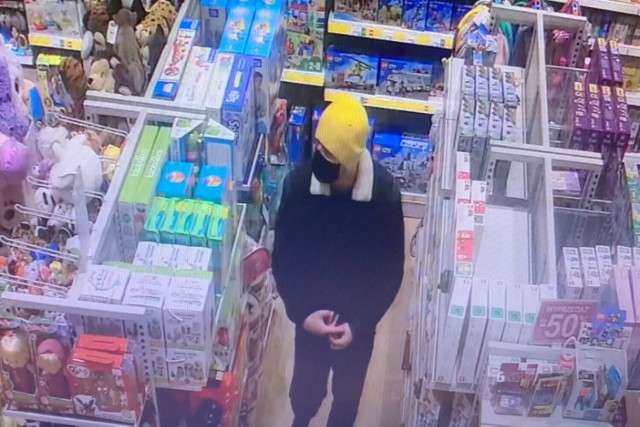 Ten mężczyzna jest podejrzany o kradzież zabawek w sklepie przy ul. Cukrowników w Świeciu