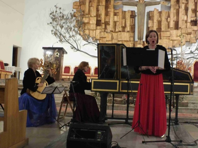 Trio Finesis przed prezbiterium starachowickiego kościoła, w składzie: Katarzyna Puch – sopran, Małgorzata Włodarczyk – lutnia, gitara klasyczna, Paulina Tkaczyk – klawesyn. Więcej na kolejnych zdjęciach