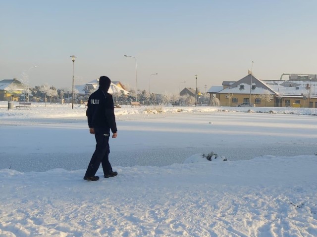 Policjanci patrolują zamarznięte akweny w powiecie radziejowskim