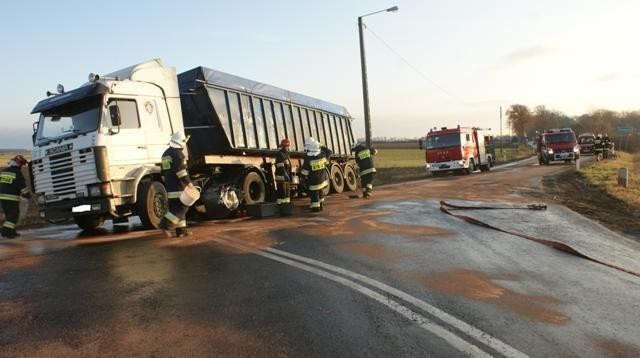 Borzęciczki (gm. Koźmin) - Po zderzeniu dwóch ciężarówek, zablokowana trasa z Koźmina na Borek