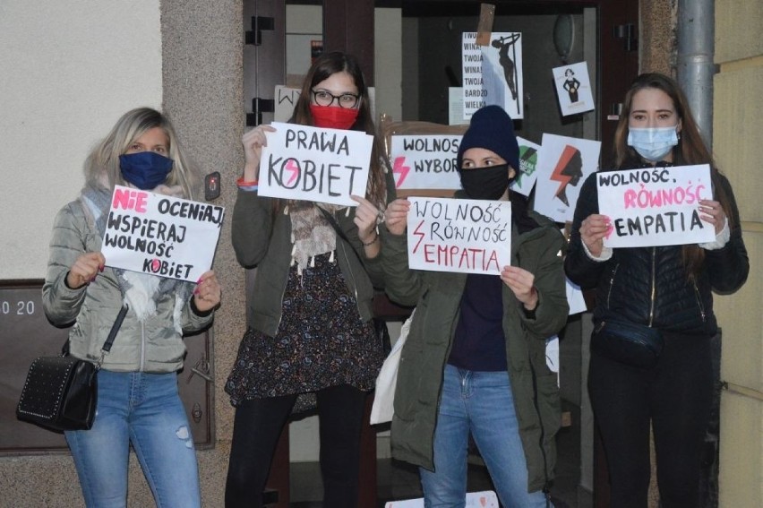 W Skarżysku protest przeciw zaostrzeniu prawa aborcyjnego. Uczestnicy poszli pod sanktuarium i biuro poselskie (DUŻO ZDJĘĆ)