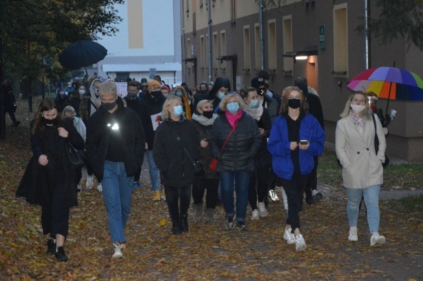 W Skarżysku protest przeciw zaostrzeniu prawa aborcyjnego. Uczestnicy poszli pod sanktuarium i biuro poselskie (DUŻO ZDJĘĆ)