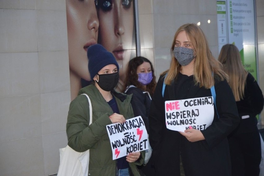 W Skarżysku protest przeciw zaostrzeniu prawa aborcyjnego. Uczestnicy poszli pod sanktuarium i biuro poselskie (DUŻO ZDJĘĆ)
