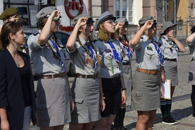 W niedzielę, 1 września, harcerze skierniewickiego hufca Związku Harcerstwa Polskiego zorganizowali w Rynku apel podsumowujący uroczystości z okazji setnej rocznicy działalności hufca w Skierniewicach. W apelu uczestniczyły władze Skierniewic.