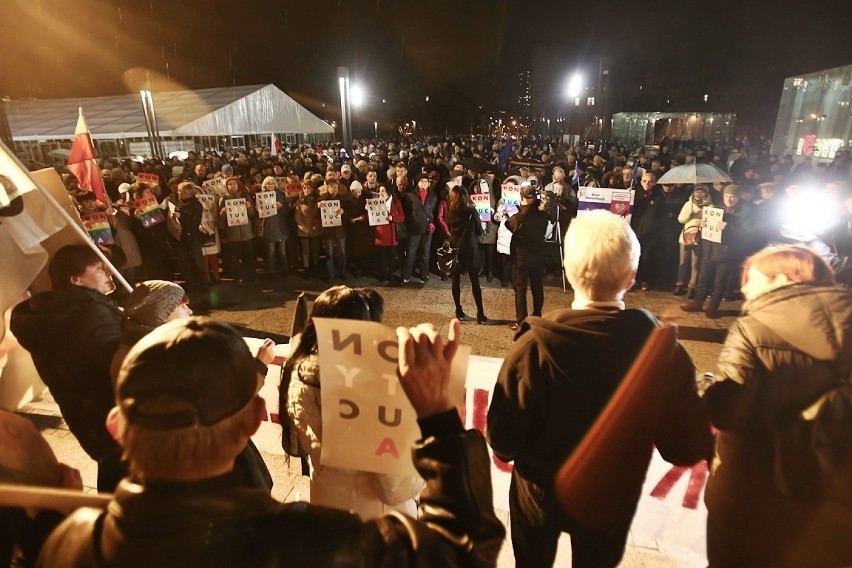 Demonstracja w obronie sądów. 2000 osób na placu Wolności we Wrocławiu [ZDJĘCIA]