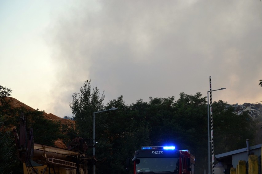 Głogów: Pożar wysypiska śmieci na Biechowie. Z ogniem walczyło wiele jednostek straży pożarnej