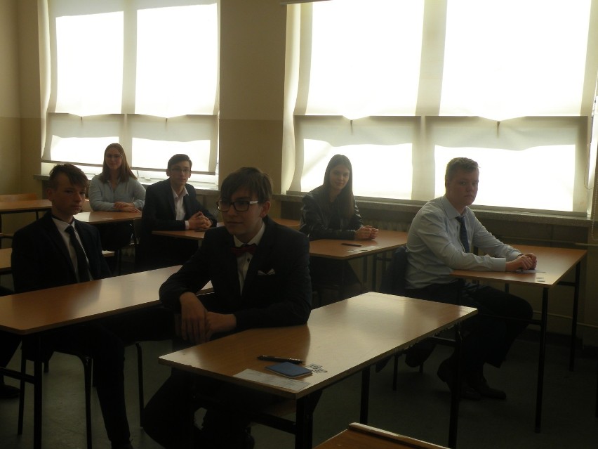 Zestresowani gimnazjaliści z Wrześni w pierwszym dniu egzaminów [FOTO]