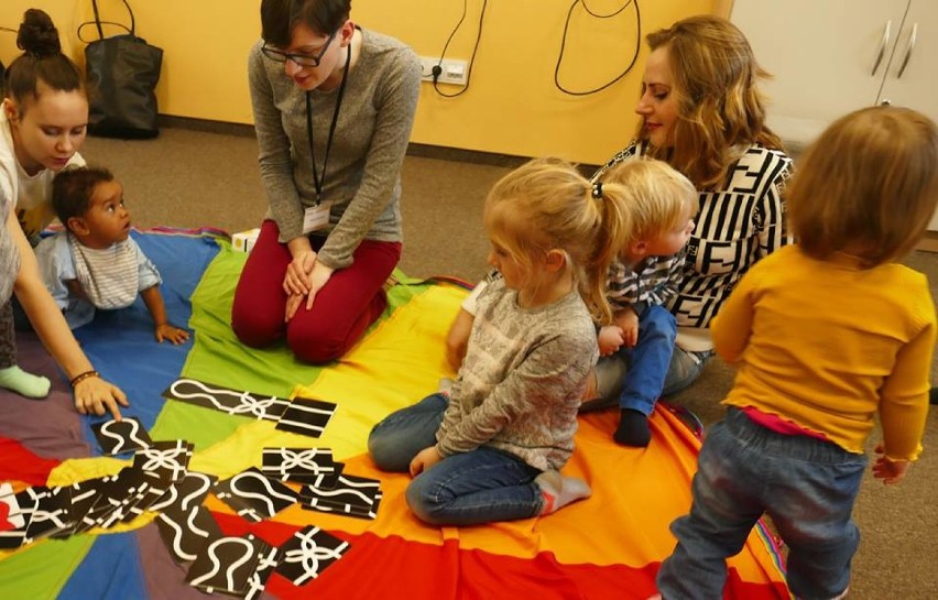 Maluchy wraz z mamami bawiły się w bibliotecznym klubie