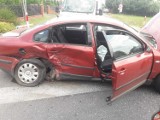 Zderzenie trzech samochodów osobowych  w Bukowcu Opoczyńskim. Trzy osoby zostały ranne (FOTO)