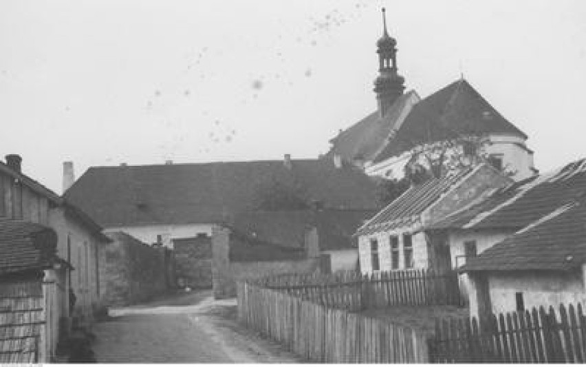 Lata 1928. Fragment zabudowań mieszkalnych W tle widoczny...