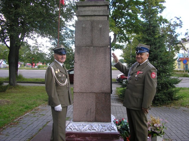 Przy pomniku stoją chorąży Ludwik Fedorowicz, żołnierz 12 Kołobrzeskiego Pułku Piechoty i starszy chorąży sztabowy Marian Nowacki, sekretarz ZŻWP
