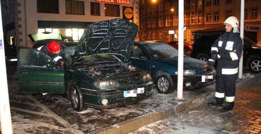 Opole: Na parkingu przy sklepie Lidl prz ulicu Ozimskiej spłonęło auto Renault Laguna [ZDJĘCIA]