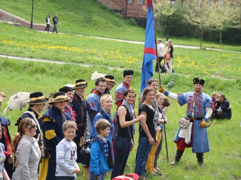 Odbył się pokaz artyleryjski z XVII-wiecznych armat, po...